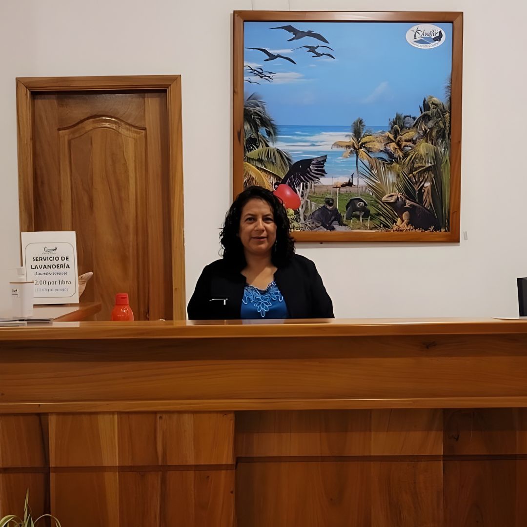 Recepcion de Hostal Jeniffer con la propietaria