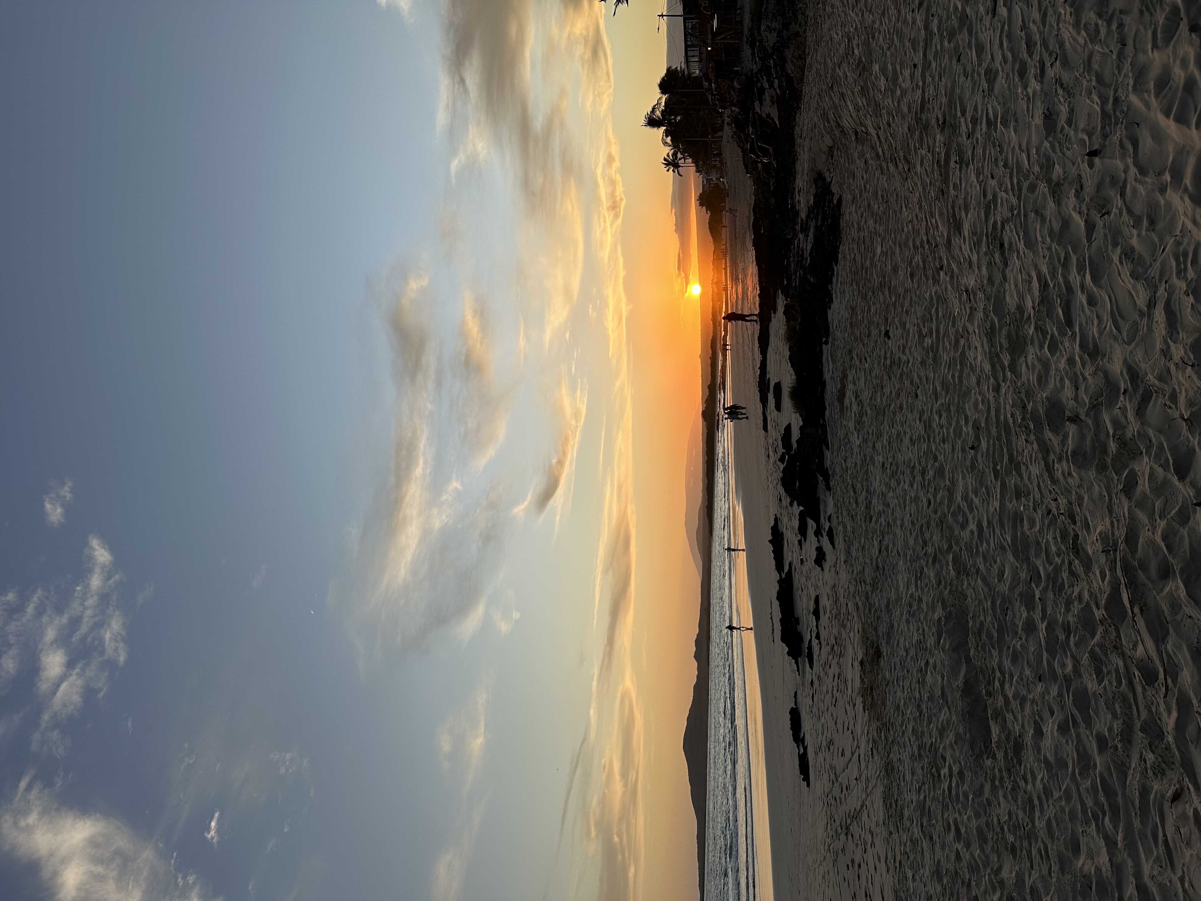 Familia desayunando en la terraza