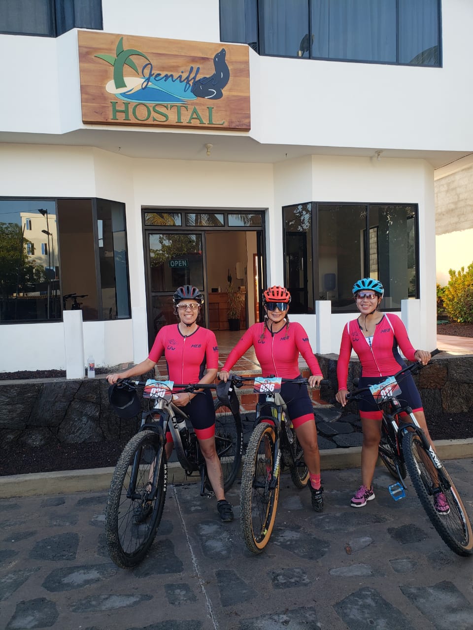 Ciclistas frente al hostal