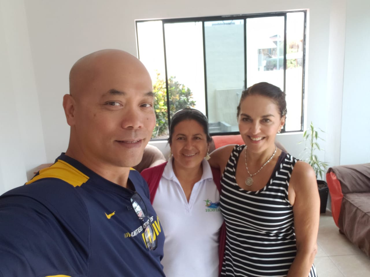 Huéspedes con la dueña del hostal